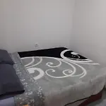 Grande En Piso Compartido Con 2 Adultos *