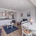 Modern Penthouse With Private Terrace Apartman