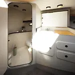 Alojamiento En Barco Voralamar 船屋 *
