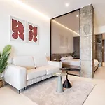 Valencia Guest North Station Pen Suites Апартаменты *