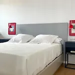 Lejlighed Stylish Well-connected Beachfront Flat *