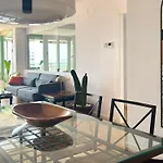 Stylish Well-connected Beachfront Flat Lejlighed