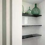 Lejlighed Stylish Well-connected Beachfront Flat