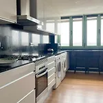 Stylish Well-connected Beachfront Flat Lejlighed *