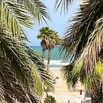 Stylish Well-connected Beachfront Flat