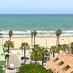 Stylish Well-connected Beachfront Flat Lejlighed *