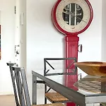 Stylish Well-connected Beachfront Flat