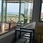 Stylish Well-connected Beachfront Flat Lejlighed