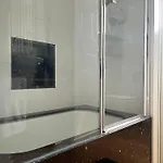 Lejlighed Stylish Well-connected Beachfront Flat