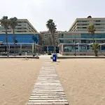 Lejlighed Stylish Well-connected Beachfront Flat *