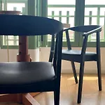 Stylish Well-connected Beachfront Flat Lejlighed