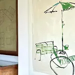 Lejlighed Stylish Well-connected Beachfront Flat *