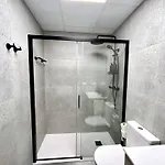 Comfort Near Metro, 2 Bed, 1 Bath Apartamento