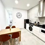 Comfort Near Metro, 2 Bed, 1 Bath *