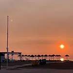 Stylish Well-connected Beachfront Flat Lejlighed *