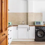 Luxury New 10 Min Walk To The Beach, Late Checkout Apartman