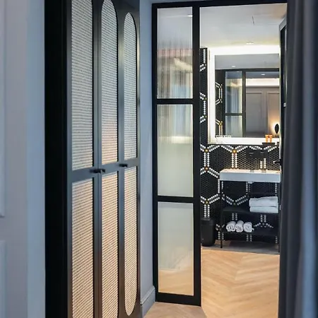 בית הארחה Reina 107 Boutique 2*
