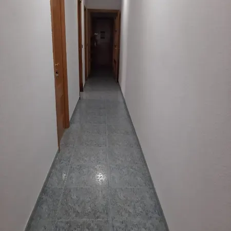 Pequena En Piso Compartido Con 2 Adultos 民宿