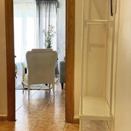 In Spacious Flat In Apartment *