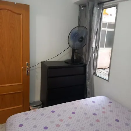 Pequena En Piso Compartido Con 2 Adultos