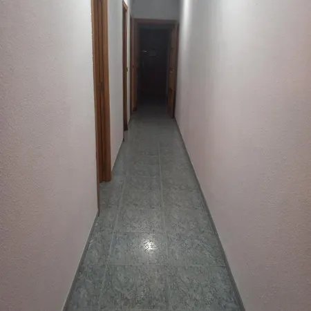 Grande En Piso Compartido Con 2 Adultos בית אירוח
