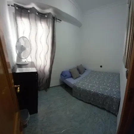 Pequena En Piso Compartido Con 2 Adultos *