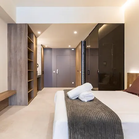 North Station Pen-suites Apartman *