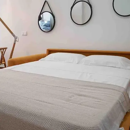 Chic Avec Terrasse, Lumineux Et Calme 1 Appartamento