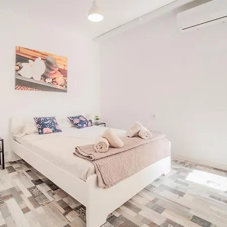 Spacious & Terrace Sleeps 7 * Valence