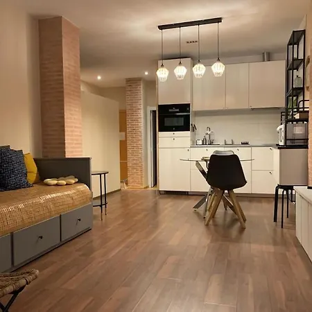 Location Center Has An Independent Courtyard Valenza