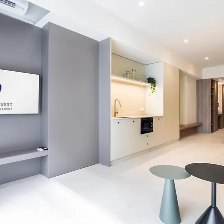 North Station Pen-suites Apartman *