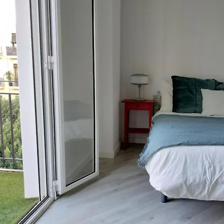 Familias Y Grupos Muy Grande En El Centro De Apartamento