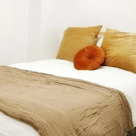 Familias Y Grupos Muy Grande En El Centro De Apartamento *