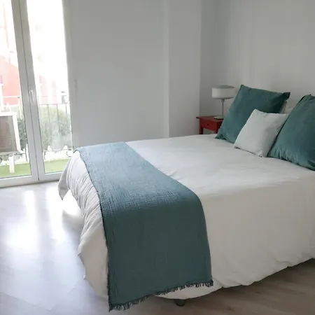 Familias Y Grupos Muy Grande En El Centro De Apartamento *