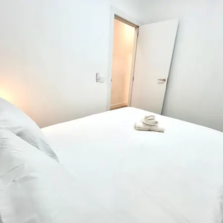 Comfort Near Metro, 2 Bed, 1 Bath Lejlighed *
