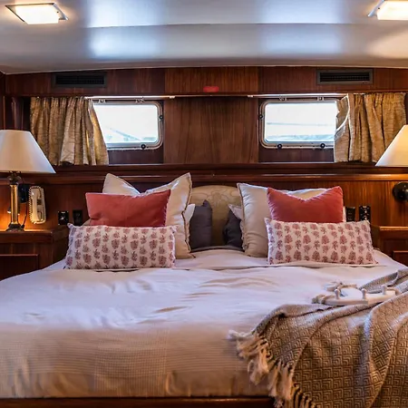 Yacht Our Alissa Botel Valenza