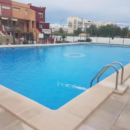 Casa Con Barbacoa En Urbanizacion Privada Villa *