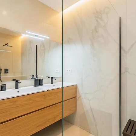 Explore Luxury Meets Comfort Appartamento