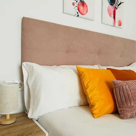 Abat 2 Cool & Wide Flat Next To The Cathedral *