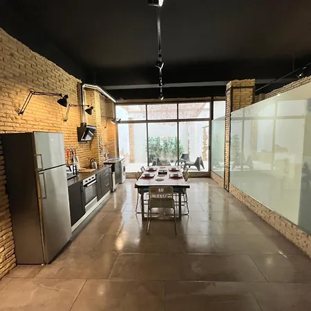 Iy Loft 4 - Open Plan Garage Style - Up To 4 People *