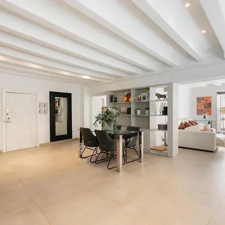 Comfort & Charm In The Center Apartment