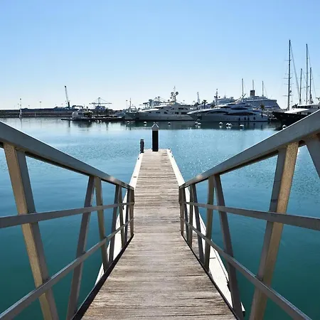 Romantic Close To Metro Sea