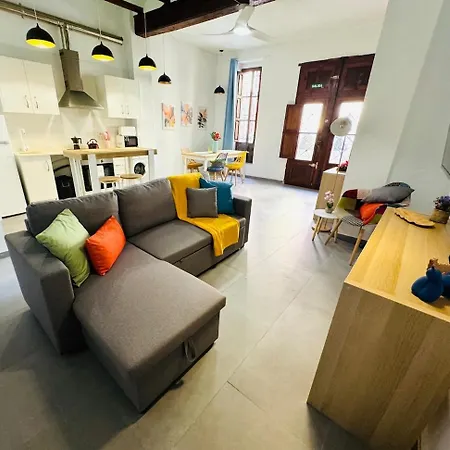 Mediterranean Flat Next To The Historic Center