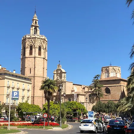 Flats Friends Plaza De La Reina