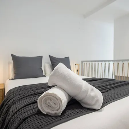 Estudio Con Altillo En Malilla Cerca De La Fe Apartment