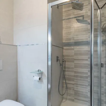 Luxury Front With Pool *