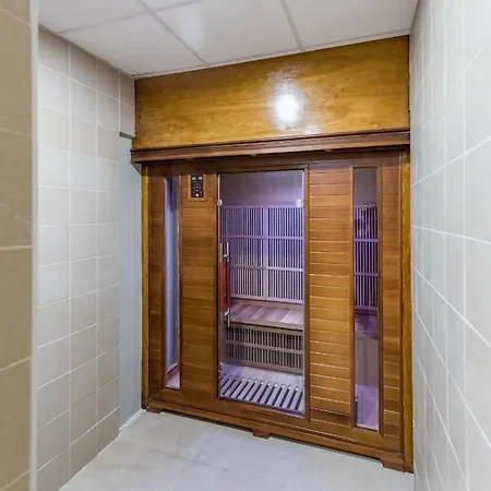 Luxury Front With Pool *