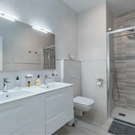 Luxury Front With Pool *