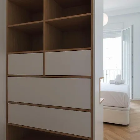 Florit Flats - Chic And In A Lively But Quiet Area Walking Distance *