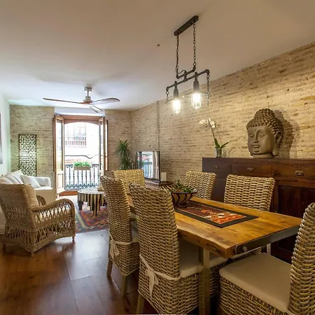 Luxurious & Alluring In Historic Town 아파트